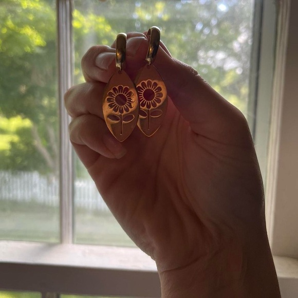 Gold Oval Flower Hoops - Picture 4 of 5